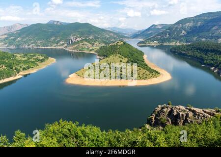 Vista incredibile di Arda fiume Meandro e Kardzhali serbatoio, Bulgaria Foto Stock