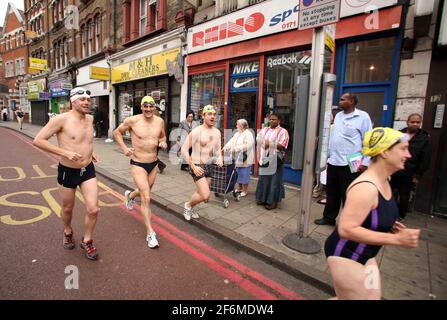 Art Film di Amy Sharrocks The Big Swim 50 nuotatori viaggiano attraverso Londra nuotando in 10 piscine, 3 Lidos e 2 laghi. Partenza al Lido di Tooting Bec e arrivo agli stagni di Hampstead Heath. pic David Sandison 12 luglio 2007 Foto Stock