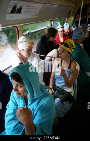 Art Film di Amy Sharrocks The Big Swim 50 nuotatori viaggiano attraverso Londra nuotando in 10 piscine, 3 Lidos e 2 laghi. Partenza al Lido di Tooting Bec e arrivo agli stagni di Hampstead Heath. pic David Sandison 12 luglio 2007 Foto Stock