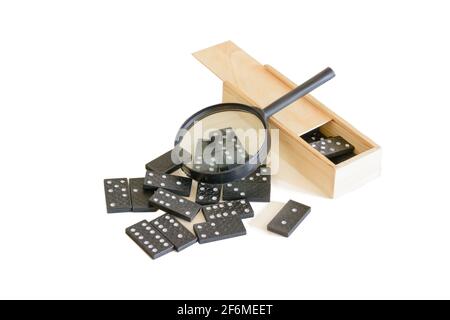 Dominanti e lente d'ingrandimento. Scatola di legno con trucioli. Concetto di studio del rischio. Isolato su sfondo bianco. Foto Stock