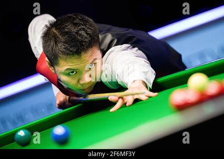 MILTON KEYNES, REGNO UNITO. 01 aprile 2021. Zhou Yuelong durante 2021 Championship League Snooker- Winners Group partite alla Marshall Arena giovedì 01 aprile 2021 a MILTON KEYNES INGHILTERRA. Credit: Taka G Wu/Alamy Live News Foto Stock