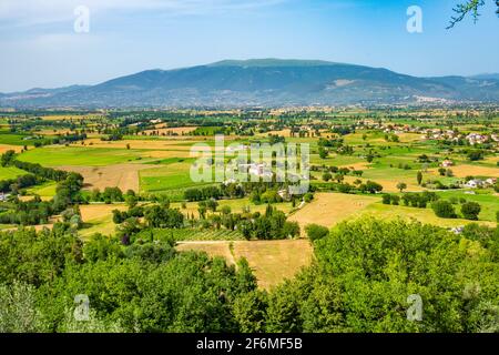 La pianura di Spoleto dal comune di Gualdo Cattaneo, Terni, Umbria, con Assisi in lontananza Foto Stock