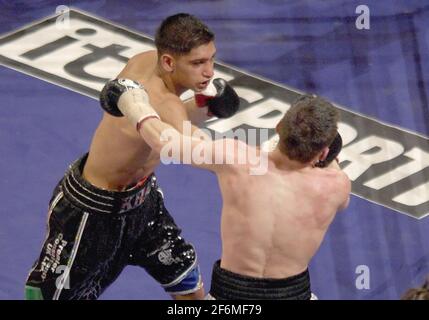 BOXE AMIR KHAN V WILLIE LIMOND PER IL PESO LEGGERO DEL COMMONWEALTH TITOLO ALLA O2 ARENA 8 ° ROUND 14/7/2007 FOTO DAVID ASHDOWN Foto Stock