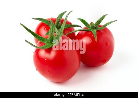 Tre pomodori ciliegini rossi maturi con steli verdi isolati bianco Foto Stock