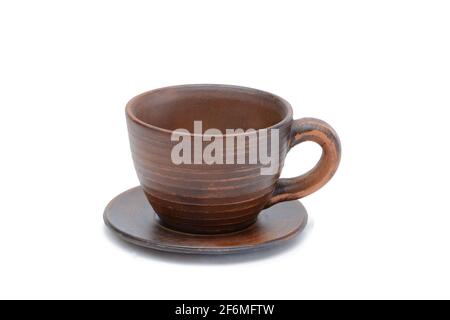 Tazza di argilla rossa e piattino fatti a mano. Isolato su sfondo bianco. Foto Stock