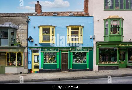 Negozio New AGE nel centro di Glastonbury - la Dea e il Green Man - Glastonbury, Somerset, Regno Unito il 1 aprile 2021 Foto Stock