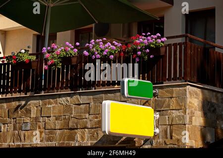 Bella rosa, rosso e fiori bianchi pelargonio fiorire nel balcone, Nisovo, Bulgaria Foto Stock