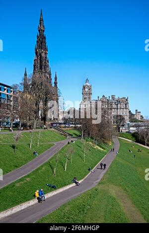 Scott Monument a East Princes Street Gardens Edimburgo in una soleggiata giornata di primavera. Foto Stock