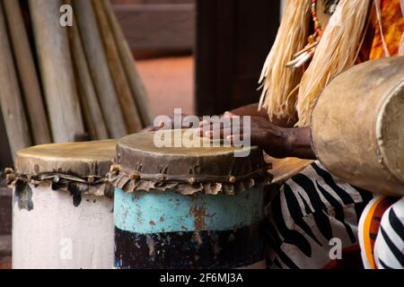 Mani africane che giocano sul tamburo africano. Foto Stock