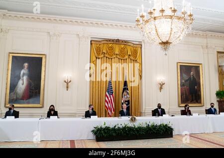 Il presidente degli Stati Uniti Joe Biden tiene una riunione del gabinetto nella stanza orientale della Casa Bianca a Washington, DC giovedì 1 aprile 2021. Il presidente Biden ha annunciato che sta chiedendo a cinque membri del gabinetto di spiegare il suo piano occupazionale al pubblico americano. Da sinistra a destra: Segretario USA della Sanità e dei servizi umani Xavier Becerra; Segretario USA dell'interno Debra Haaland; Segretario di Stato USA Antony Blinken; Presidente Biden; Segretario USA della Difesa Lloyd J. Austin III; Segretario USA del Commercio Gina Raimondo; Segretario USA dei Trasporti Pete Buttigieg.Credit: Leigh Vogel/Pool via CNP / Foto Stock