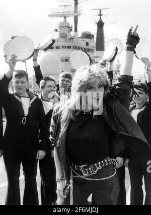 PAGE THREE GIRL GIRED POP STAR SAM FOX A BORDO DI HMS ARK ROYAL. PIC MIKE WALKER, 1985 Foto Stock