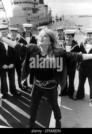 PAGE THREE GIRL GIRED POP STAR SAM FOX A BORDO DI HMS ARK ROYAL. PIC MIKE WALKER, 1985 Foto Stock