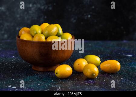 Primo piano foto della ciotola piena di kumquat Foto Stock