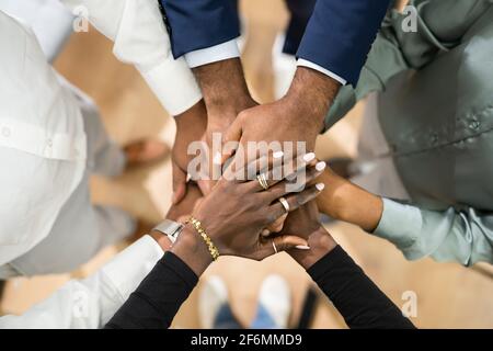 Mani del Team Africano di Affari. Concetto di Community Spirit Foto Stock