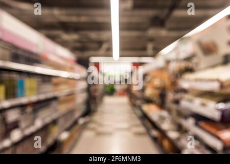 Sfondo di colore sfocato del mercato dell'edilizia con ripiani di materiali da costruzione. Foto Stock