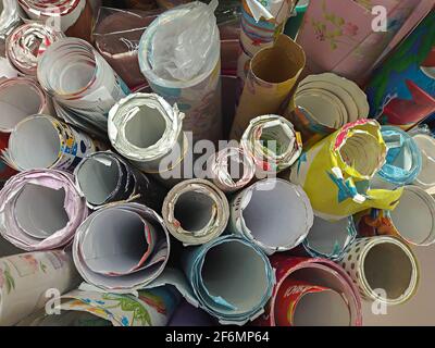 San Pietroburgo, Russia - 31 maggio 2021. Molti rotoli colorati di carta da imballaggio, sul banco del negozio, sacchetti di carta multicolore con nastri Foto Stock