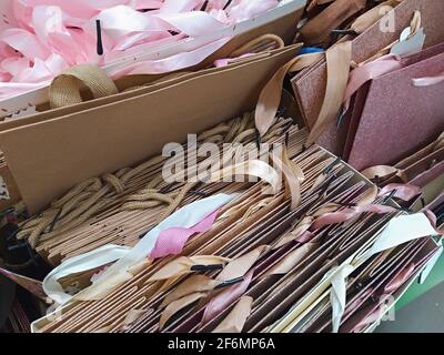 San Pietroburgo, Russia - 31 maggio 2021. Molti rotoli colorati di carta da imballaggio, sul banco del negozio, sacchetti di carta multicolore con nastri Foto Stock