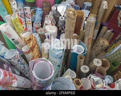 San Pietroburgo, Russia - 31 maggio 2021. Molti rotoli colorati di carta da imballaggio, sul banco del negozio, sacchetti di carta multicolore con nastri Foto Stock