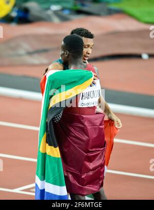 Wayde van Niekerk (Sudafrica, oro) e Abdalelah Haroun (Qatar, bronzo). 400 metri uomini, finale. IAAF World Athletics Championships, Londra 2017 Foto Stock