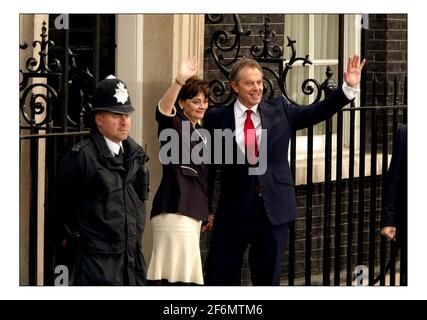 Tornando da Sedgefield, Tony Blair e Cherie arrivano alle 6.45:00 a Downing st dopo la vittoria del partito laburista nelle elezioni generali del 2005.pic David Sandison 6/5/2005 Foto Stock