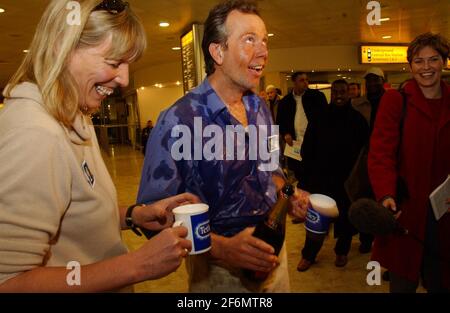 PEN HADOW CON SUA MOGLIE AL SUO ARRIVO A HEATHROW DOPO IL SUO TREKKING AL POLO SUD.[LO CHAMPAGNE È ANDATO VIA NELLE SUE MANI]. 2/2/04 PILSTON Foto Stock