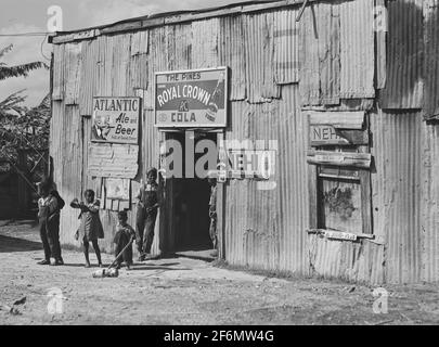 Alloggi, negozi e "juke joint" per i lavoratori migratori vicino a Canal Point, Florida. 1941. Foto Stock