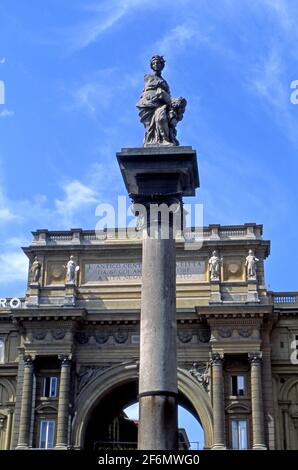 Piazza della Repubblica, l'Arco trionfale del 1895 e la colonna dell'abbondanza Firenze, Italia Foto Stock