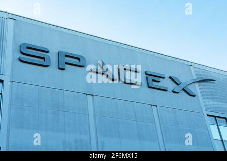 Logo SpaceX sulla sede centrale della Space Exploration Technologies Corp. SpaceX è un produttore aerospaziale americano privato - Hawthorne, California Foto Stock