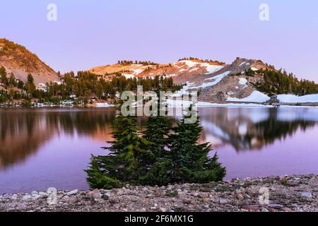 Riflessione al tramonto al Lago Smeraldo nel Parco Nazionale dei Vulcani di Lassen, California Foto Stock
