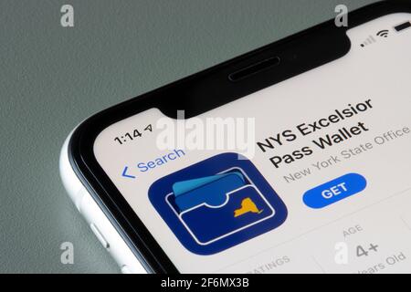 L'app NYS Excelsior Pass Wallet è disponibile sull'App Store su iPhone il 30 marzo 2021. NYS è il primo stato negli Stati Uniti a lanciare il pass, che ... Foto Stock