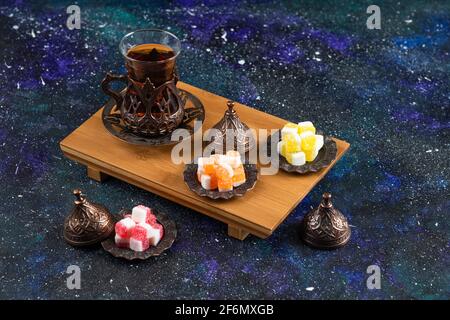 Set da tè con delizie turche su tavola di legno colorato sfondo Foto Stock