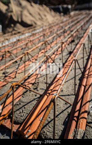 Primo piano su travi a traliccio e travi a traliccio tetto in acciaio tralicci per calcestruzzo prefabbricato con elementi ceramici pronti per l'installazione sulla costruzione si Foto Stock