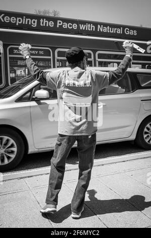 CHICAGO, ILLINOIS. USA 5 MAGGIO 2020: DURANTE L'ALTEZZA DI COVID 19 UN UOMO AFRO-AMERICANO ANZIANO CHE DÀ LE MASCHERE LIBERE SUL LATO SUD DELLA CITTÀ Foto Stock