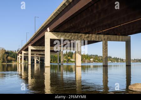 I pilastri concreti dell'Interstate 90 che sostiene la Manica orientale Ponte che collega la riva orientale del lago Washington a Bellevue Con Mercer Island Foto Stock