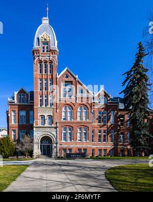 La sala chiatta in stile romanico sotto un cielo blu perfetto Presso la Central Washington University di Ellensburg senza persone dovute a covid-19 restrizioni Foto Stock