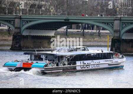 Londra, Regno Unito. 23 marzo 2021. La Uber Boat di Thames Clippers visto lungo il Tamigi a Londra. Credit: Brett Cove/SOPA Images/ZUMA Wire/Alamy Live News Foto Stock