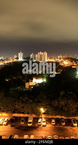 salvador, bahia / brasile - 2 luglio 2020: Vista notturna del quartiere di Cabula nella città di Salvador. *** Local Caption *** JOA SOUZA salvador - Foto Stock