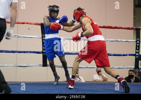 Shreveport, Louisiana, Stati Uniti. 31 Marzo 2021. Joaquin Roberson di Tampa, FL combatte Joel Iriarte di Bakersfield, CA il 6° giorno dei Campionati nazionali di boxe degli Stati Uniti del 2020 a Shreveport, LOUISIANA. Credit: Alyse Pulliam/ZUMA Wire/Alamy Live News Foto Stock