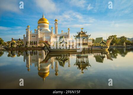 Moschea Omar Ali Saifuddien a Bandar seri Begawan, brunei darussalam Foto Stock