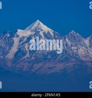 Primo piano vista della vetta del Nanda Devi e del ghiacciaio in Le catene montuose dell'Himalaya Foto Stock