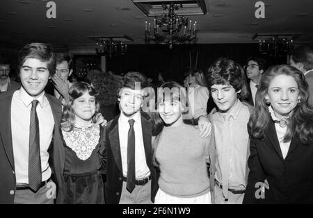 Patrick Labyorteaux, Dana Hill, Glenn Scarpelli, Danielle Brisebois, Matthew Labyorteaux e Melissa Gilbert 11 dicembre 1981 Credit: Ralph Dominguez/MediaPunch Foto Stock