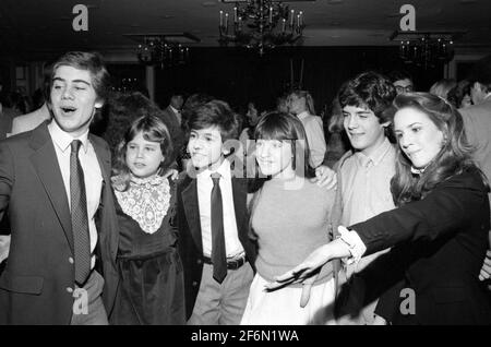 Patrick Labyorteaux, Dana Hill, Glenn Scarpelli, Danielle Brisebois, Matthew Labyorteaux e Melissa Gilbert 11 dicembre 1981 Credit: Ralph Dominguez/MediaPunch Foto Stock