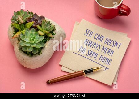 la cura di sé non significa sempre la stessa cosa - calligrafia inspiratoria su un tovagliolo con una tazza di caffè, stile di vita sano e sviluppo personale Foto Stock