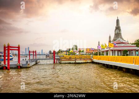 La barca attracca sul fiume Chao Phraya per visitare il Wat Arun Ratchawaram Ratchawora Mahavihara, il tempio dell'alba. Foto Stock