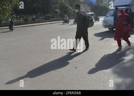 Lahore, Pakistan. 01 Aprile 2021. I membri della famiglia pakistana viaggiano a piedi per problemi dovuti alla chiusura di autobus speedo, linea arancione della metropolitana (OLMT) a causa di nuove restrizioni per contenere la diffusione del Covid-19 nella capitale provinciale di Lahore. (Foto di Rana Sajid Hussain/Pacific Press) Credit: Pacific Press Media Production Corp./Alamy Live News Foto Stock