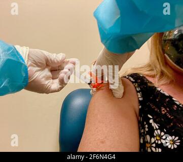 Santa Barbara, California, Stati Uniti. 1 aprile 2021. Nurse Pracioner amministra il vaccino moderno Covid-19 all'American Indian Health & Services, Santa Barbara, CA, il 1 aprile 2021 Credit: Amy Katz/ZUMA Wire/Alamy Live News Foto Stock