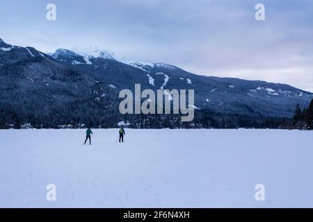 Sci di fondo sul lago invernale congelato a Whistler, BC. Foto Stock
