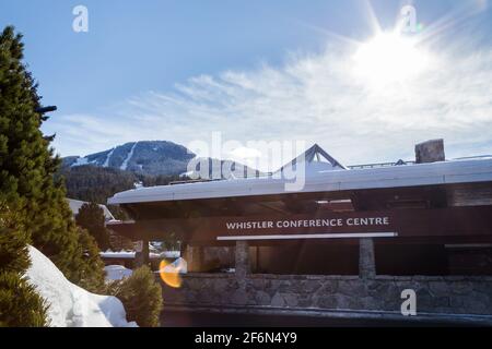 WHISTLER, BC, CANADA - 28 FEBBRAIO 2021: Centro congressi Whistler Village. Foto Stock