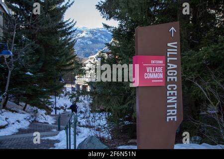 WHISTLER, BC, CANADA - 28 FEBBRAIO 2021: Segnaletica del villaggio di Whistler. Foto Stock