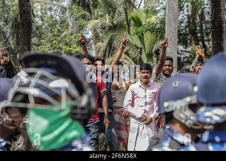 Nandigram, India. 01 Aprile 2021. I membri del TMC (Trinamool Congress Party) si scambiano slogan presso la polizia centrale durante gli scontri. Gli scontri si sono verificati dopo che i leader del TMC (Trinamool Congress Party) dell'area di Boyal a Nandigram, Bengala Occidentale ha affermato che i membri del Bhartiya Janta Party stavano catturando la stazione di sondaggio durante la seconda fase delle elezioni dell'assemblea del Bengala Occidentale, tuttavia i membri del BJP hanno negato le accuse. Credit: SOPA Images Limited/Alamy Live News Foto Stock